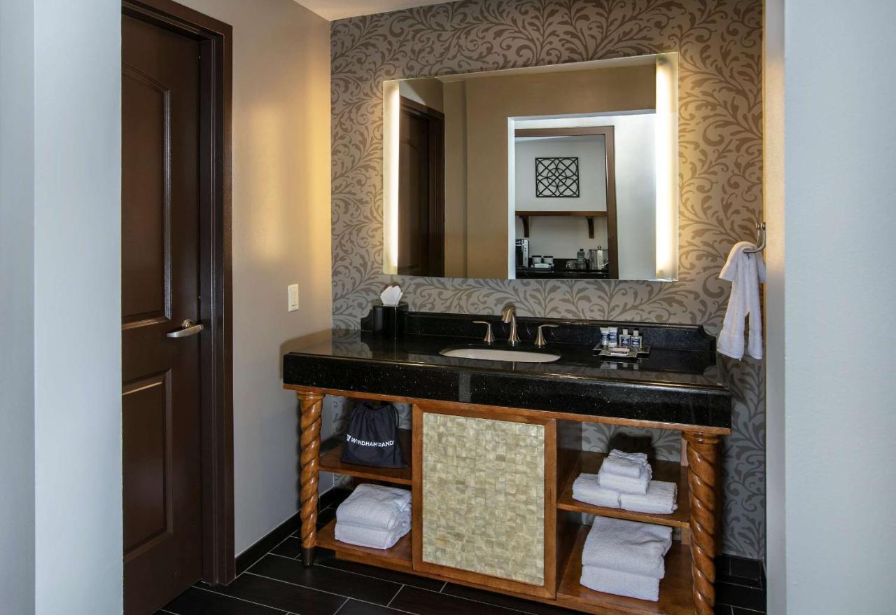 Suite Parlor King